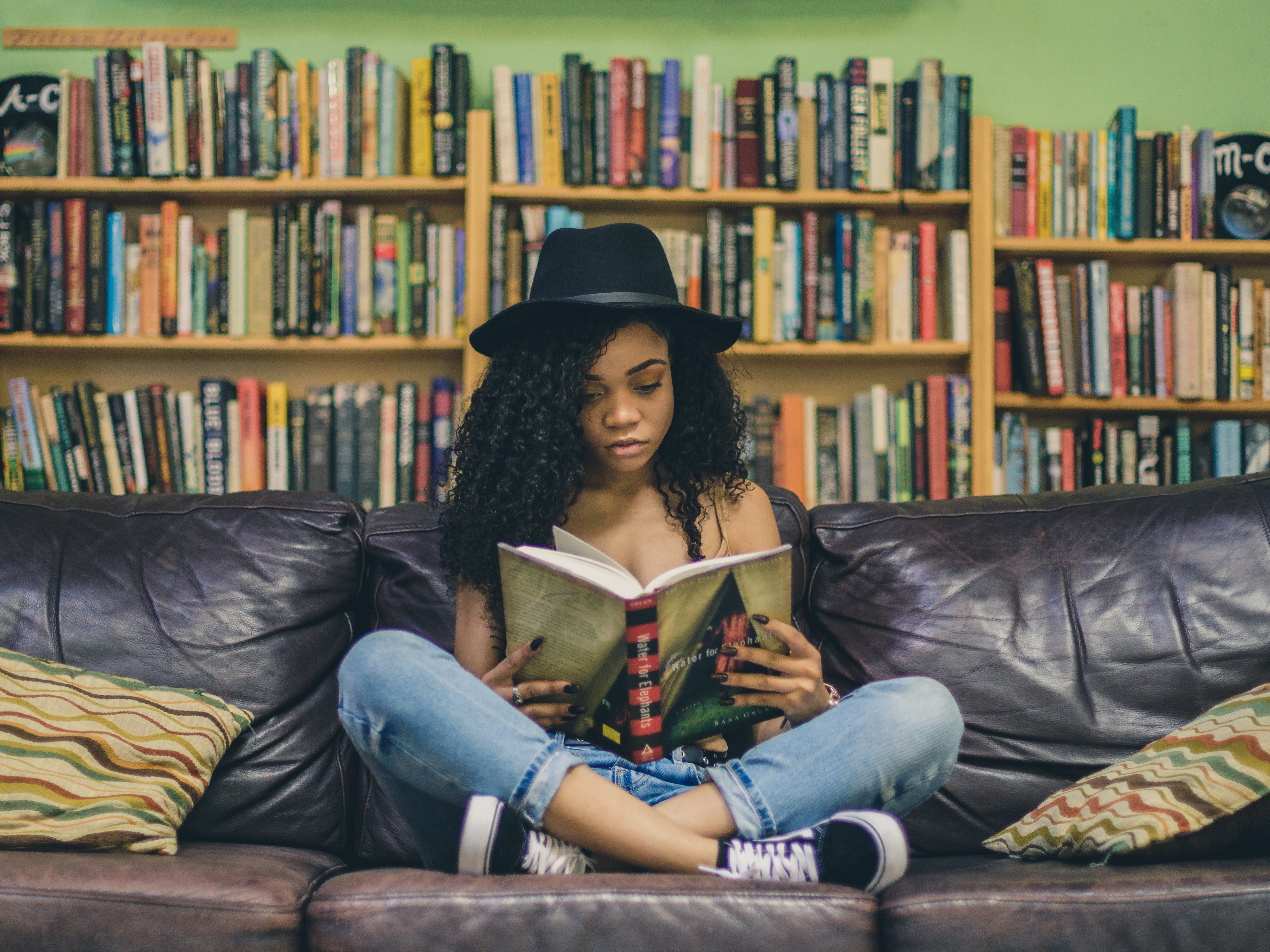 Pausing playback: training students to read and take notes in online classes