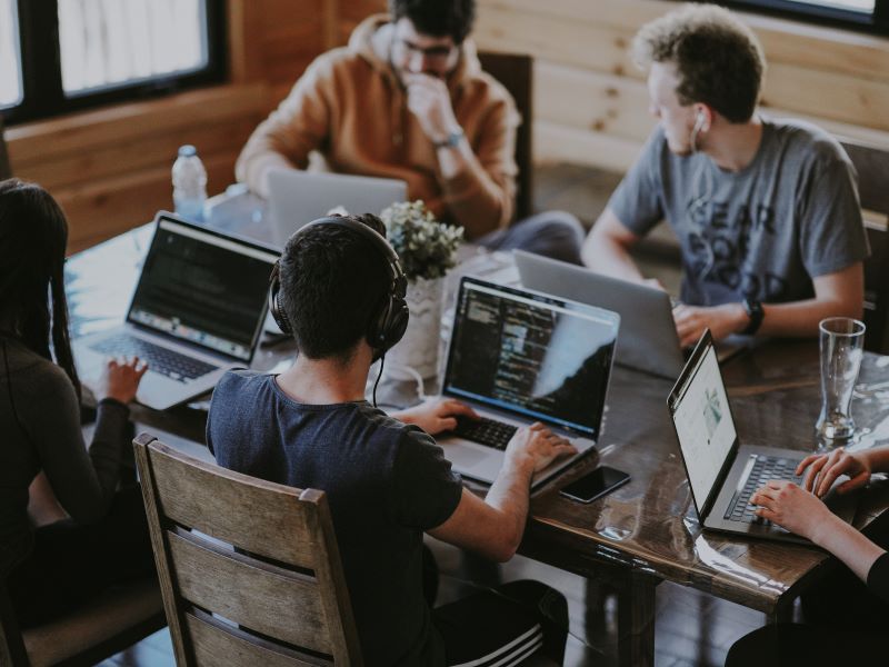 How to foster collaboration among students trained to compete