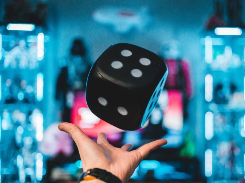 Serious play: boosting engagement in online courses through games 