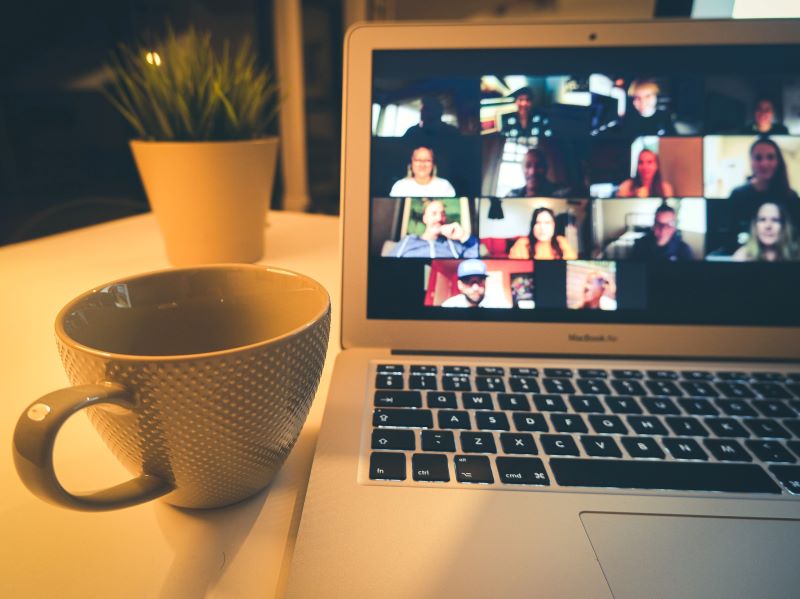 Embedding peer support among students in large online lectures 