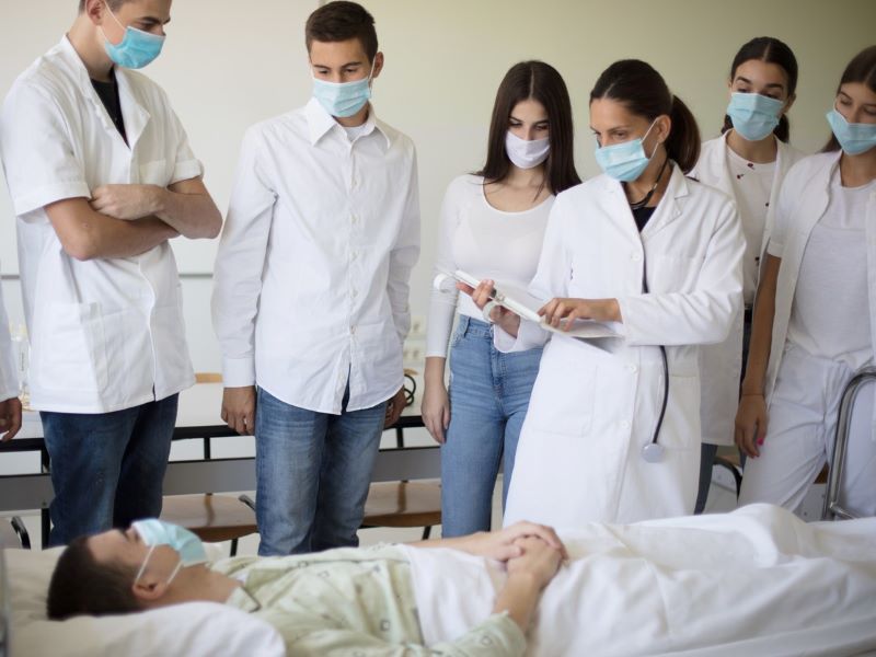 Assessing science students’ practical skills – can we learn from healthcare education?