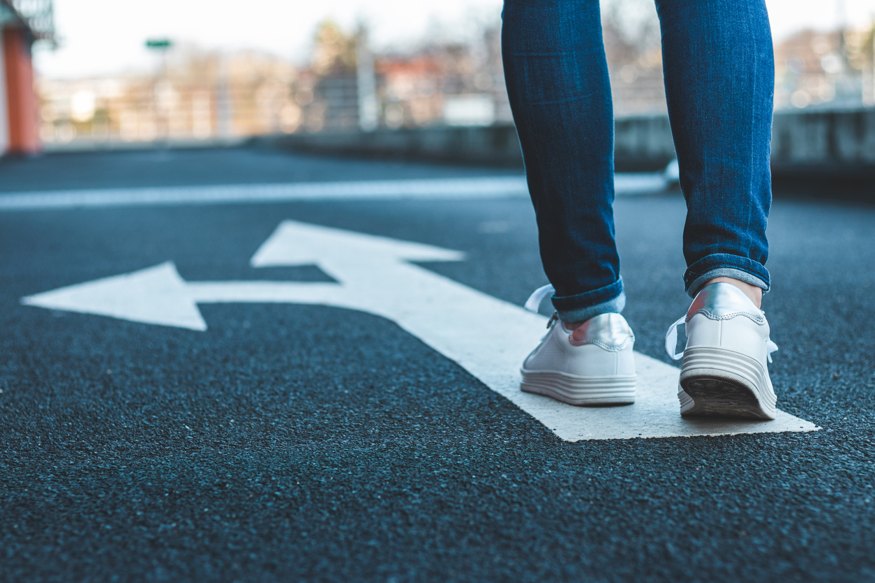 Using directional reflection to stimulate students’ evaluative thinking
