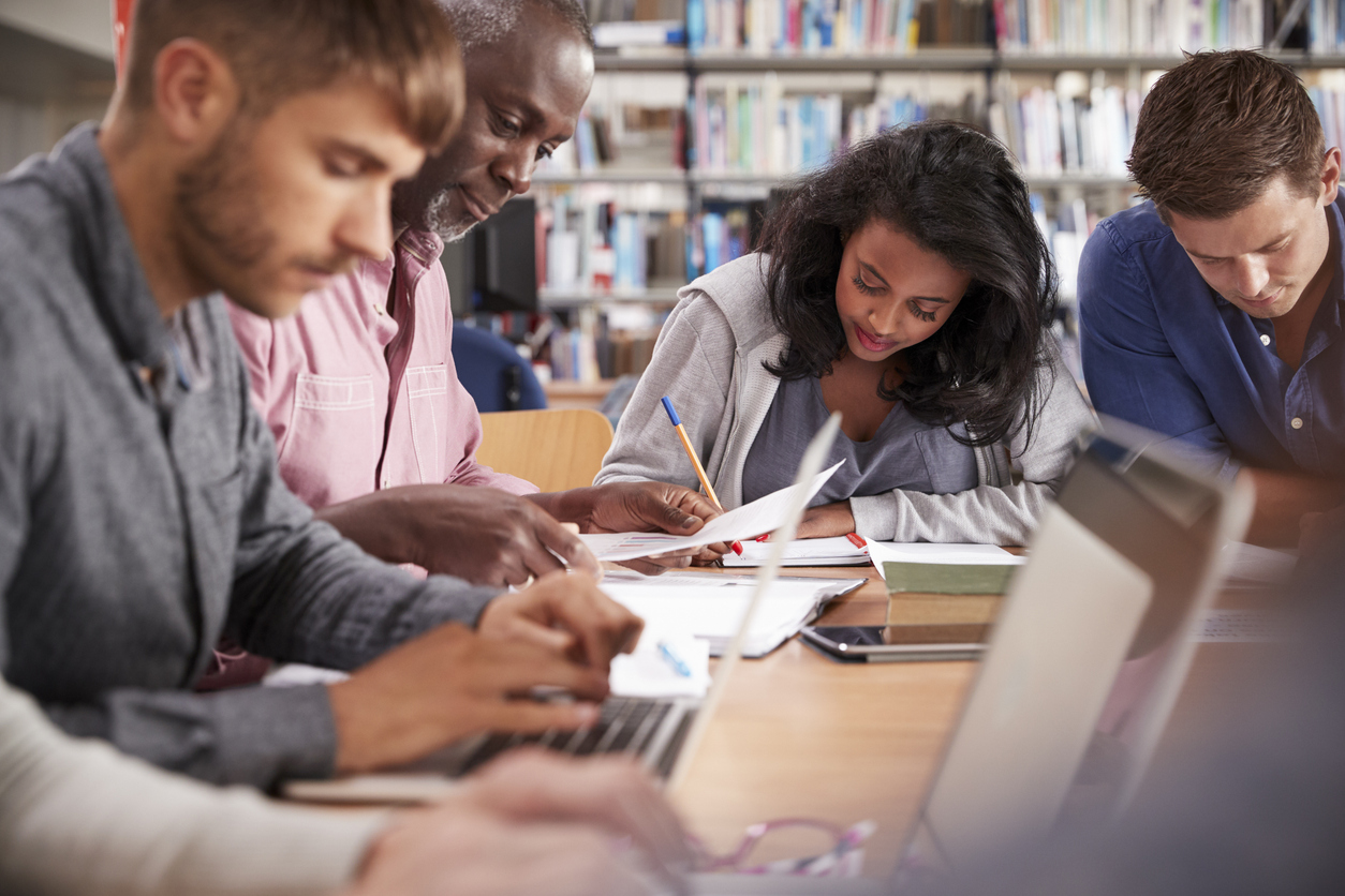 Two ways to teach undergraduate students research skills 
