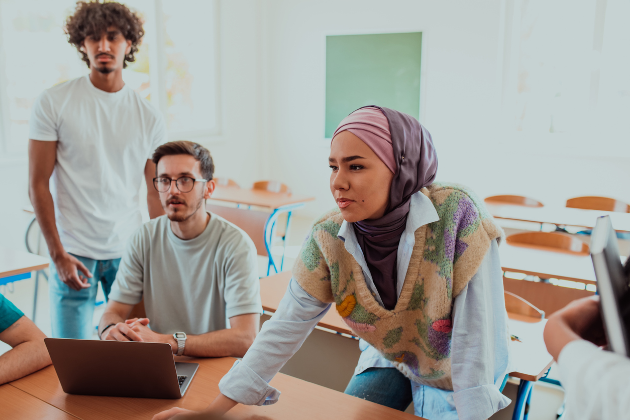 From theory to judgement: using role play to assess students’ decision-making skills 