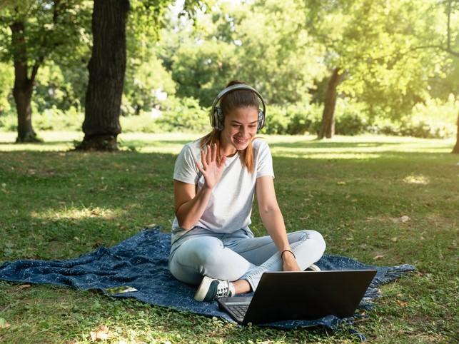 A female student logs in to a virtual campus. 