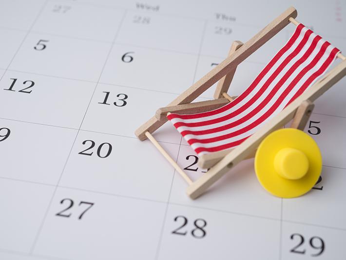 Deck chair and hat on a calendar