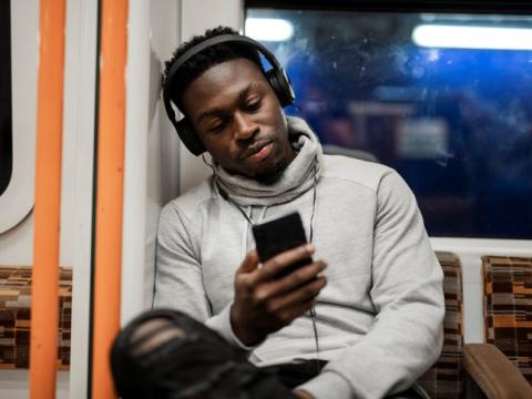 Student microlearning on a train