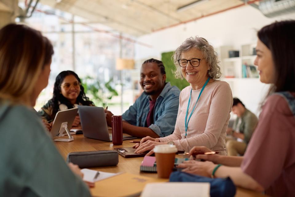 Students and a professor in class discussing AI