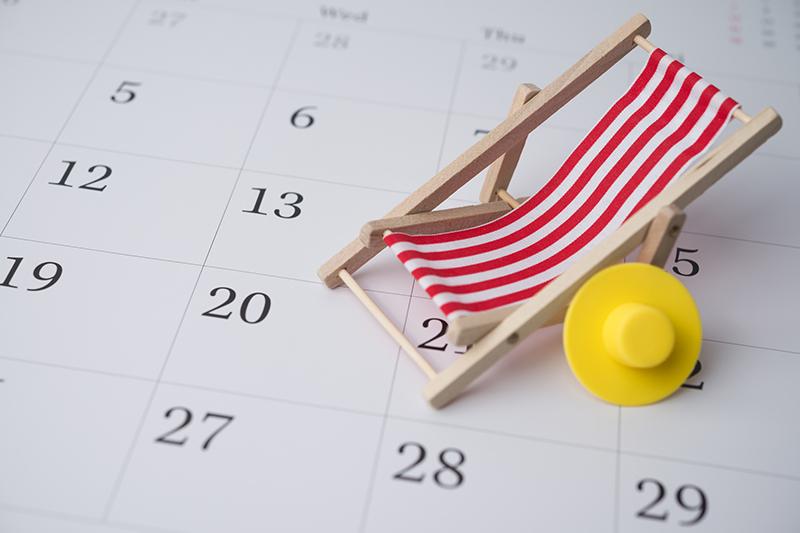 Deck chair and hat on a calendar